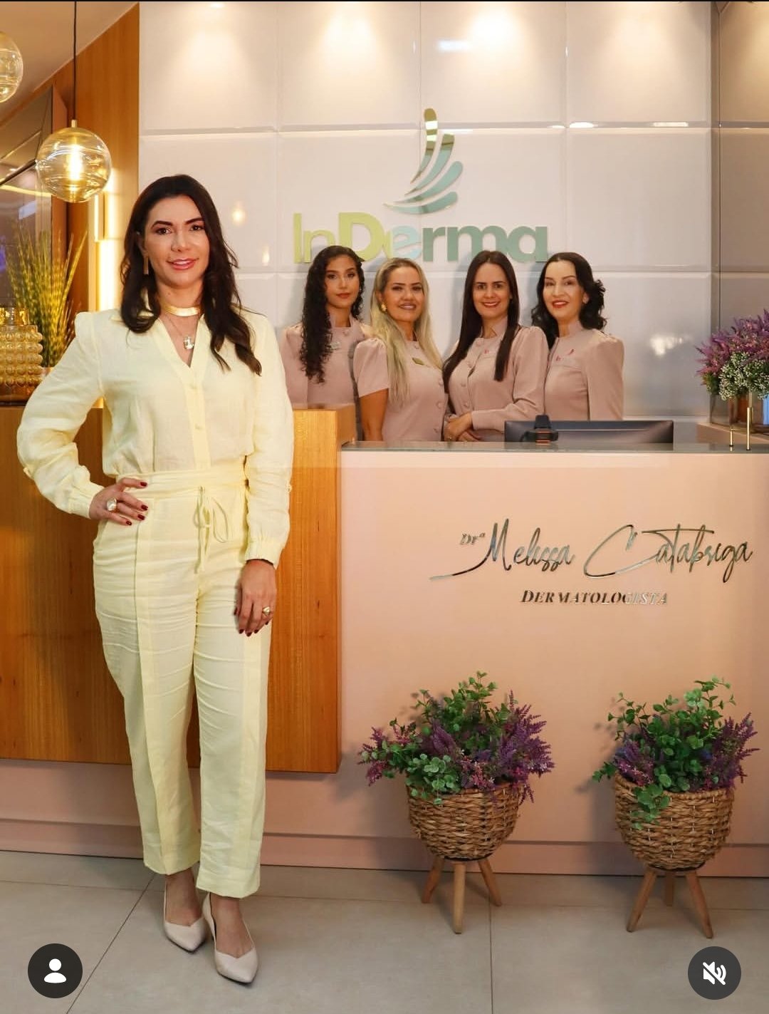 Dra. Melissa Catabriga com a equipe de dermatologia